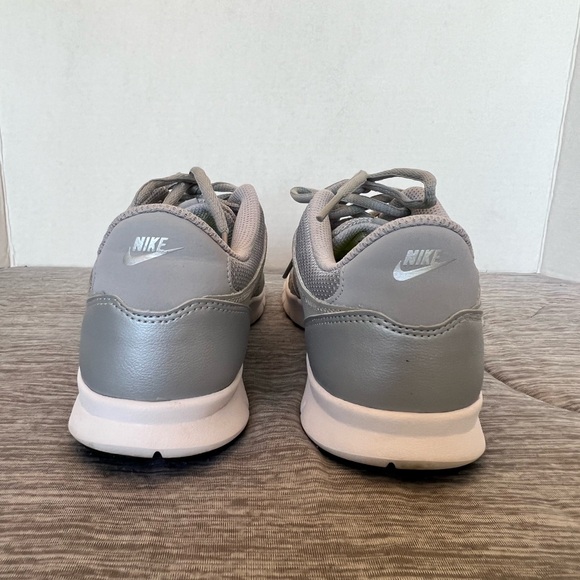 Nike Size 8 Women’s Like new gray/silver sneakers - Picture 3 of 4